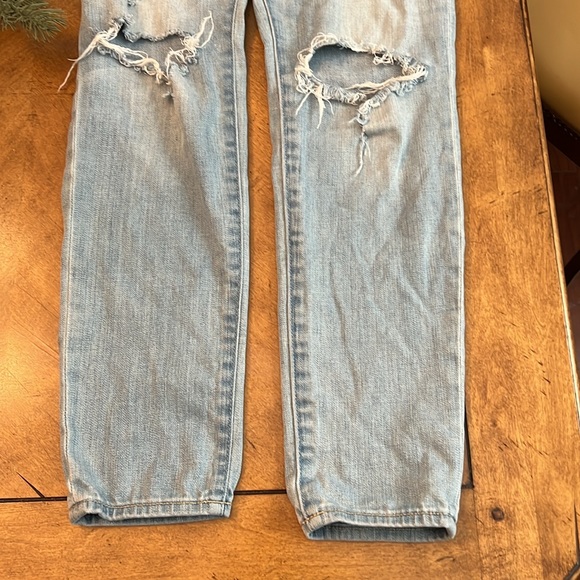Woman’s Abercrombie distressed jeans - Picture 2 of 6